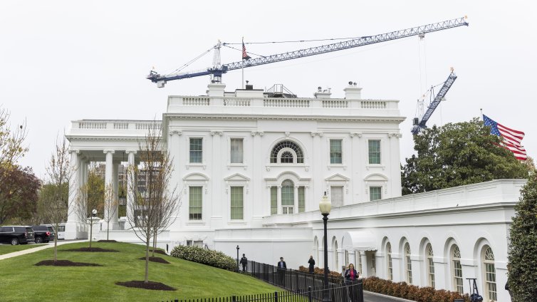 Стрелба близо до Белия дом, издирват заподозрения