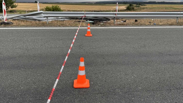 Затвориха АМ "Тракия" в двете посоки заради големия пожар край Пазарджик 