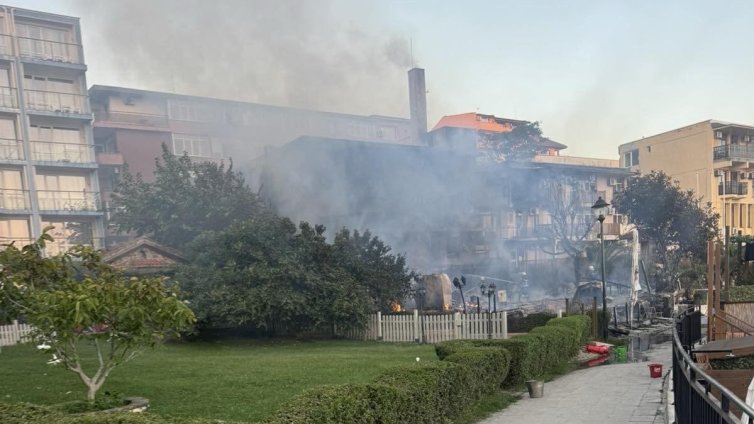От неизправен хладилник е тръгнал пожарът в Созопол (СНИМКИ)