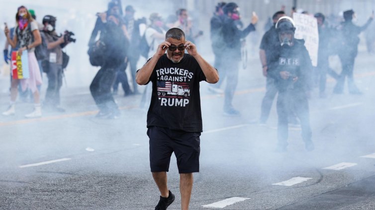 Най-малко осем милиона души са протестирали в САЩ срещу Тръмп