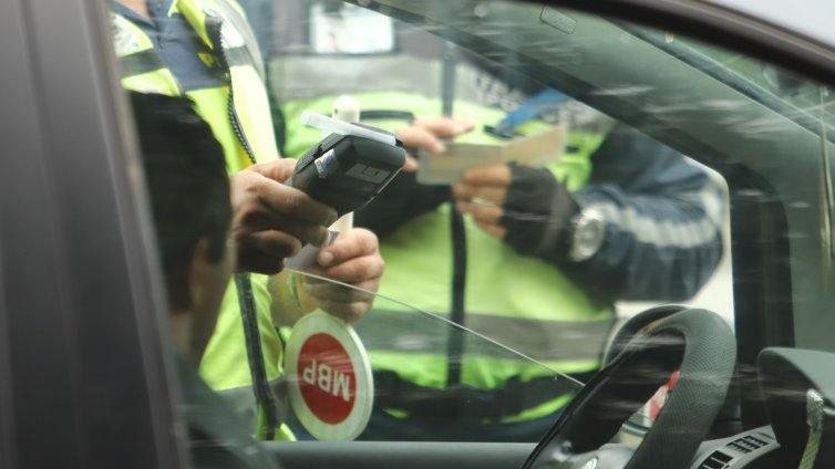 Дрогиран шофьор мина на червено, излетя от пътя и "се приземи" пред болница в Бургас