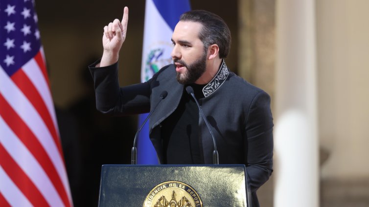 ВМС на Салвадор иззеха 6,6 тона кокаин в Тихия океан