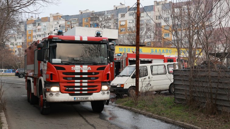 Пожар избухна в химическа лаборатория в Пловдив, четири пожарни са на място