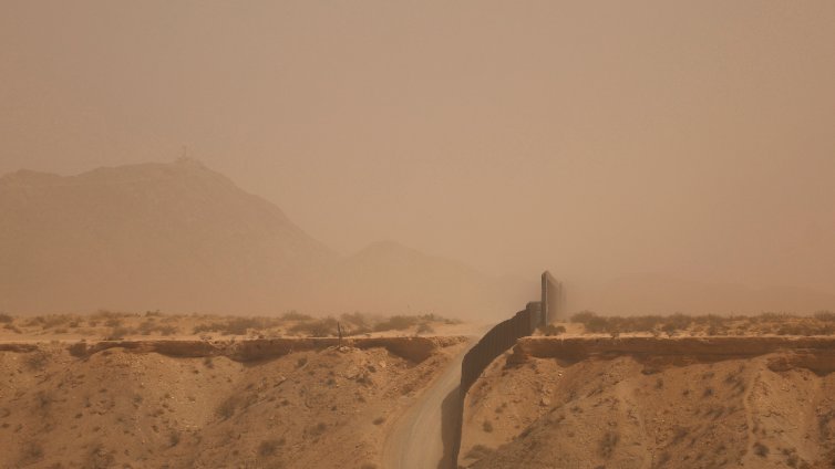 Пясъчна буря в Ирак прати в болница хора с респираторни проблеми 