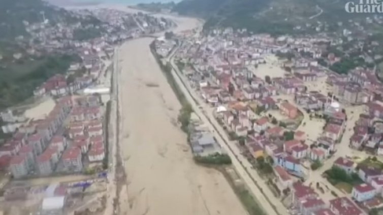 Пет жертви на наводненията в Турция, една жена се издирва