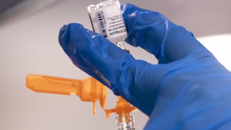 САЩ разрешиха трета доза ваксина при отслабена имунна система