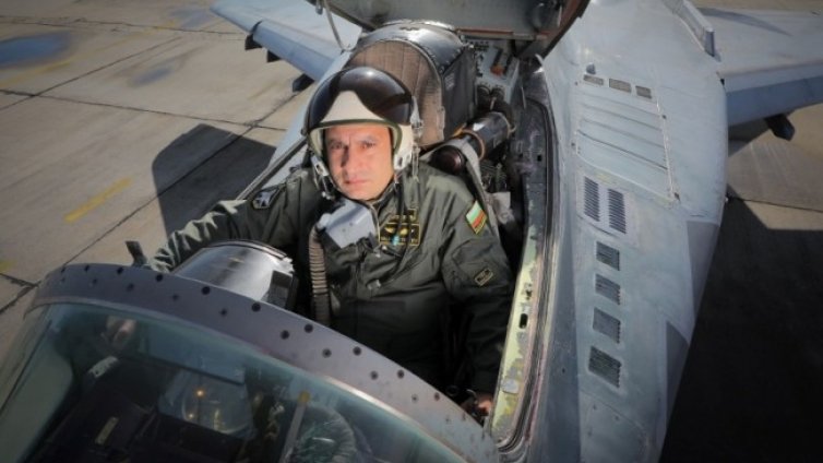 Генерали подписали загиналият пилот Терзиев да поразява дневна мишена нощем 