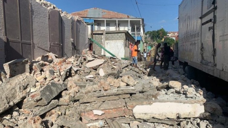 Възможно е да има хиляди жертви след земетресението в Хаити, има опасност от цунами 