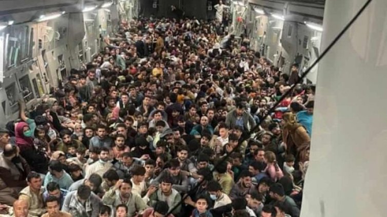 В кадър: Над 600 афганистанци натъпкани в самолет, проектиран за 150 души