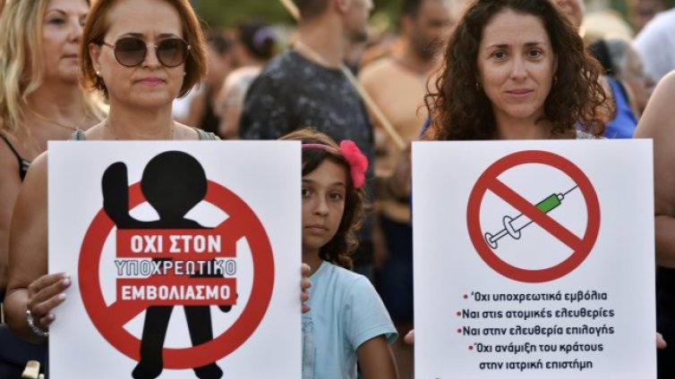 Отстраняват неваксинираните от работа в старчески домове в Гърция