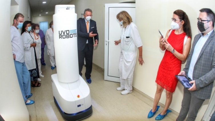 Робот дезинфекцира за 15 минути болнична стая 