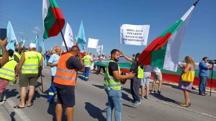 Строителни работници протестират и днес за заплати 