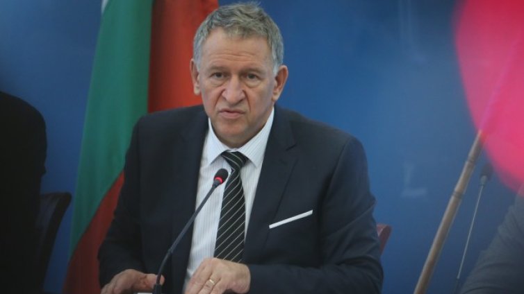 Кацаров не разбира: Даваме не ограничителни, а стимулиращи мерки!