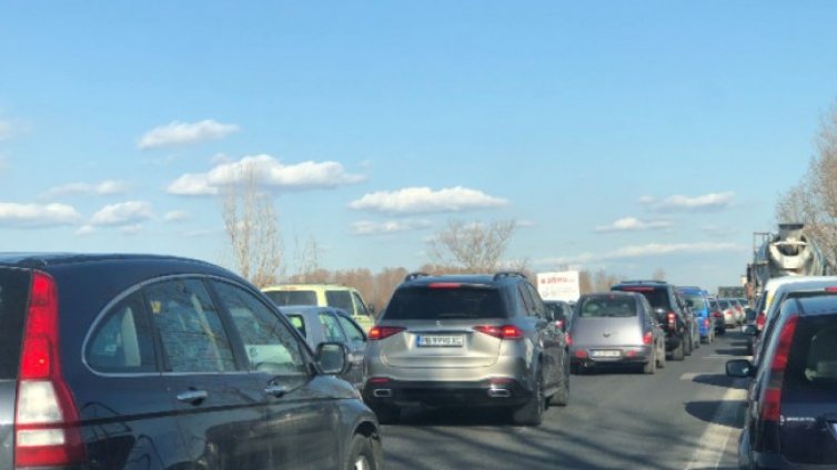 Две катастрофи на АМ "Тракия" направиха тапи