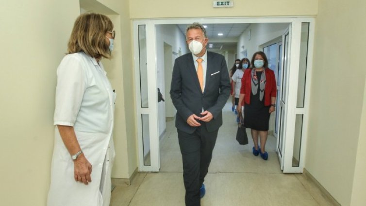 СОVID вълната избързала, но не се налагало затягане на мерките 