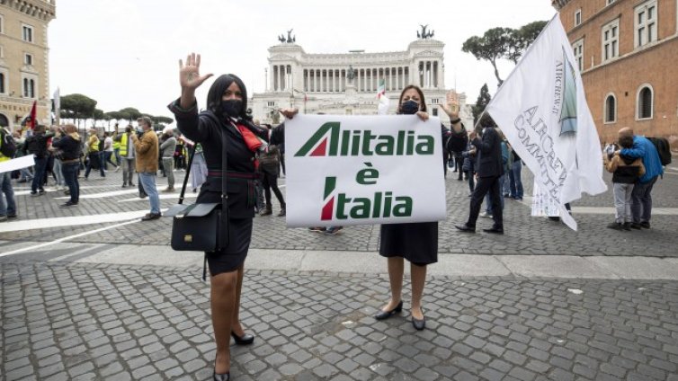 Закриват Alitalia, полетите спират на 15 октомври
