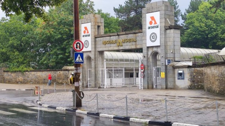 Работник е загинал при пожара в "Арсенал" в Казанлък