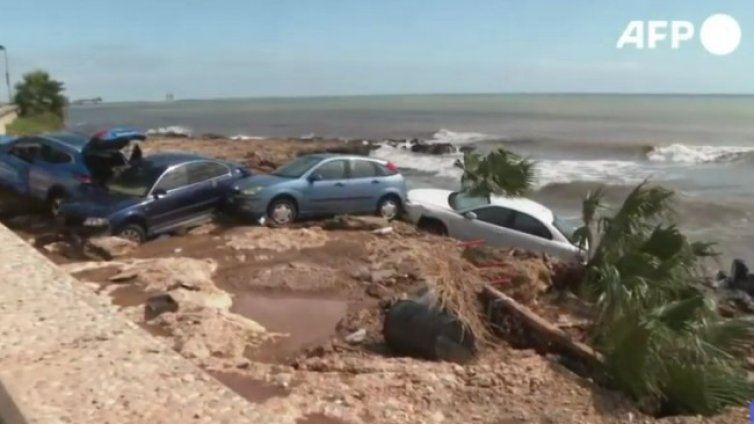 В Испания коли бяха завлечени в морето, има щети по домове