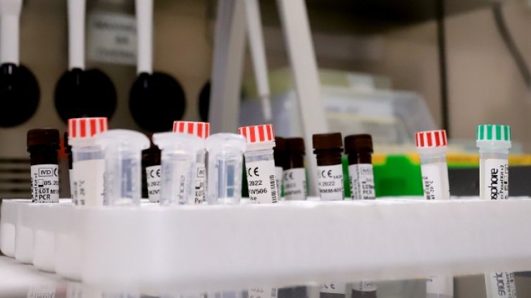 Откриха в Гърция шест случая на новия щам, заобикалящ ваксините