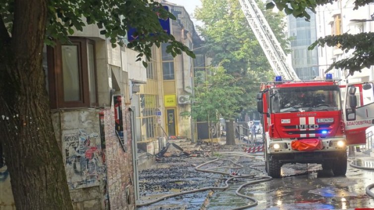 Овладян е пожарът, засегнал няколко сгради в центъра на Благоевград