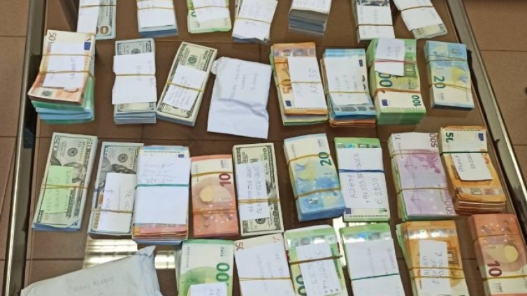 Задържаха недекларирани 228 900 евро и 252 920 долари на Дунав мост 2