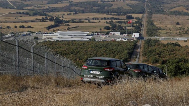 Какво става с бежанци, влезли у нас, а не могат да излязат?