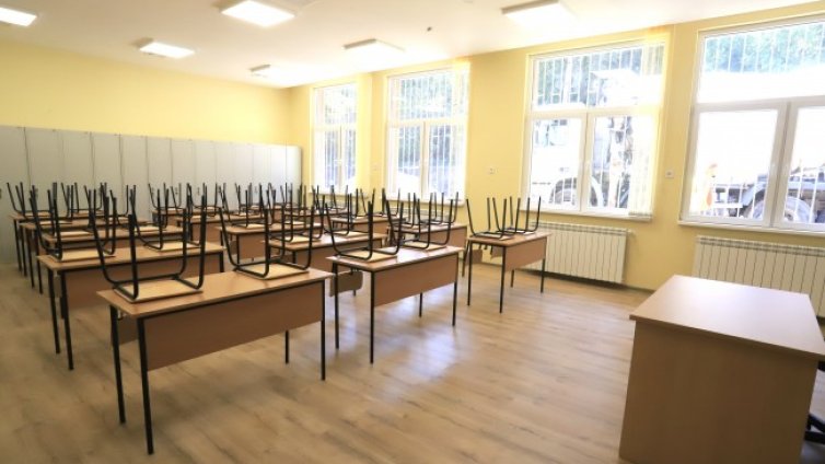 Учители, продавачи, работници най-търсени през август 