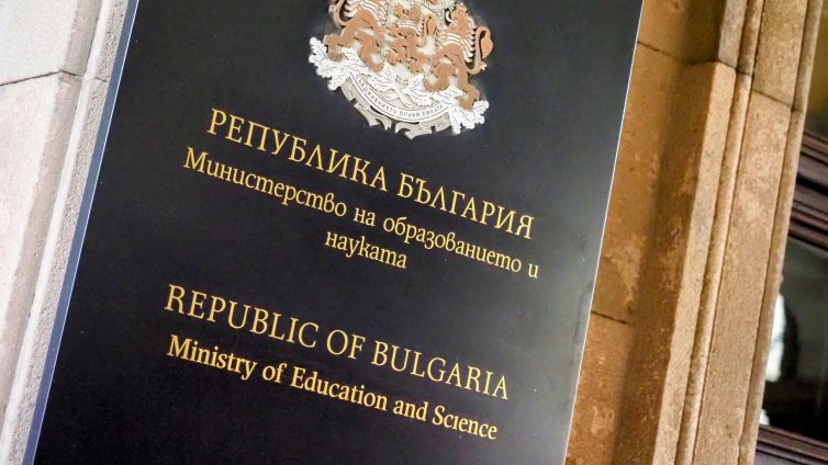 Заради камери в тоалетните? Задържаха директора на столично училище