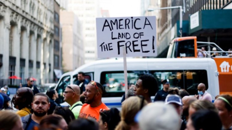 Стотици на протест срещу задължителната ваксинация в САЩ 