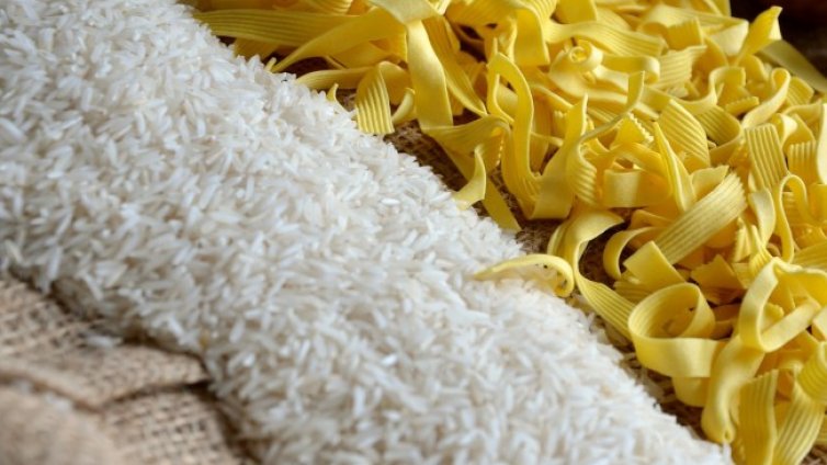 Брашно, захар, леща... Раздават основни продукти на нуждаещи се 