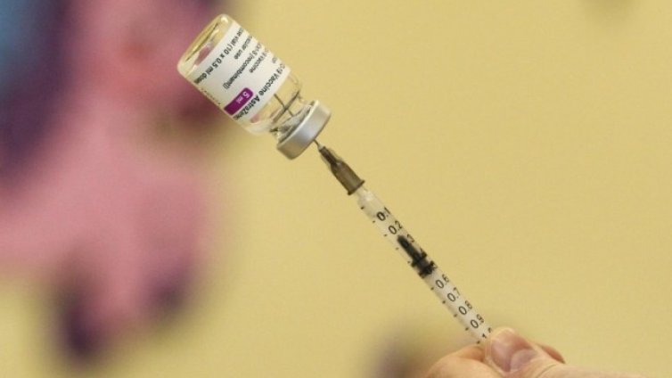 Антиваксари нападнаха лекари, Кацаров иска наказания 