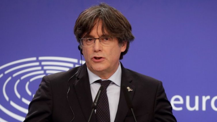 Задършаха бившия каталундски лидер Карлес Пучдемон в Италия