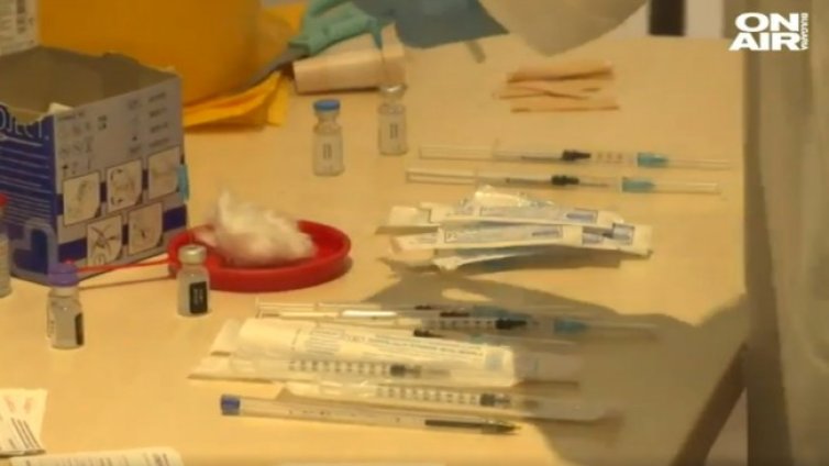 Имунизационните пунктове не знаят откога ще слагат бустерната доза