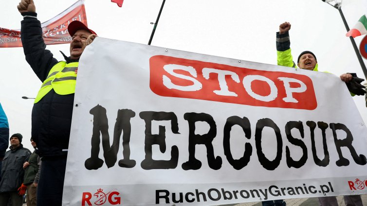 Фермерите пак запалиха тракторите за протест срещу сделката с Меркосур СНИМКИ