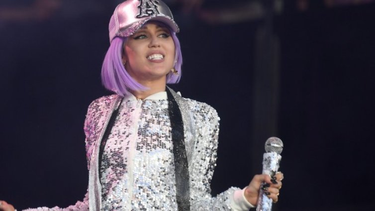 Майли Сайръс изуми с прическа