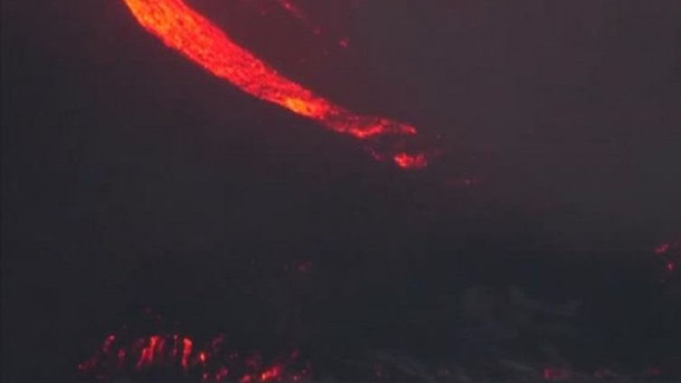 Отмениха полети заради нов кратер на вулкана Кумбре Виеха