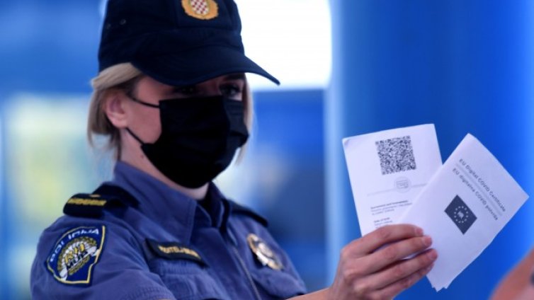 COVID-19 пълни интензивните отделения на Балканите
