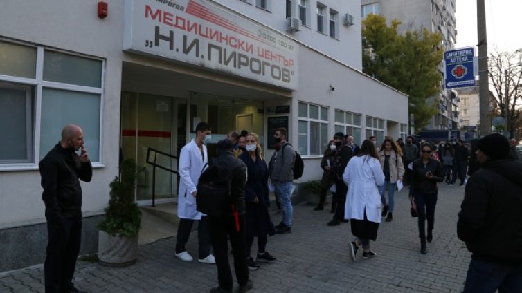И тази сутрин медици на опашка пред "Пирогов" да влязат на работа