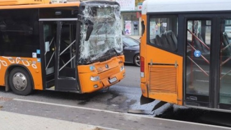 Удариха се два автобуса в София, има пострадали