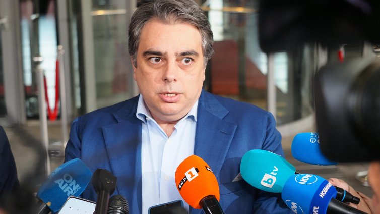 Асен Василев: Увеличените разходи в бюджета са по абсолютно скандални пера
