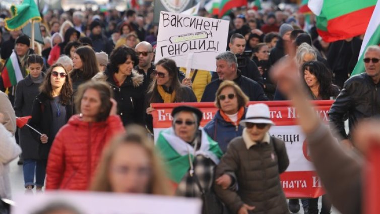 Стотици на протестно шествие в София, искат отмяна на сертификатите