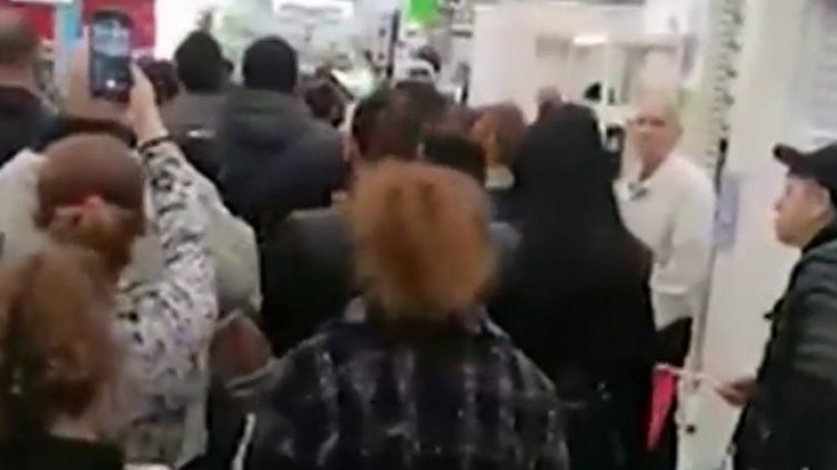 Срещу сертификата: Протестиращи нахлуха в магазини в Шумен