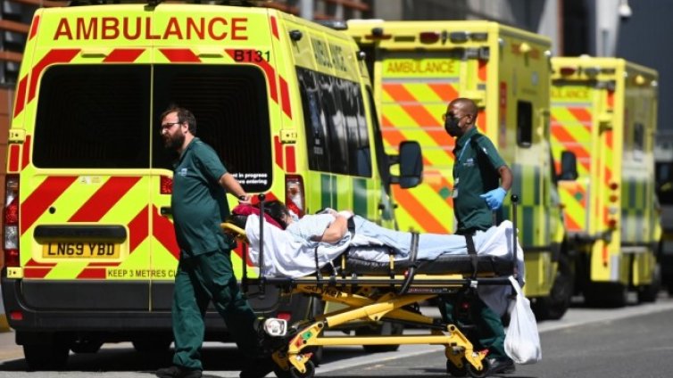 Задължителна ваксинация за здравните работници в Англия 