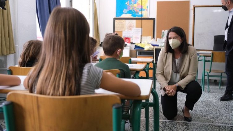 Присъствено или не, с тестове или без - как учат децата на Балканите