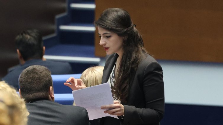 Киселова отряза въпрос за транспорта на Лена Бориславова до премиера