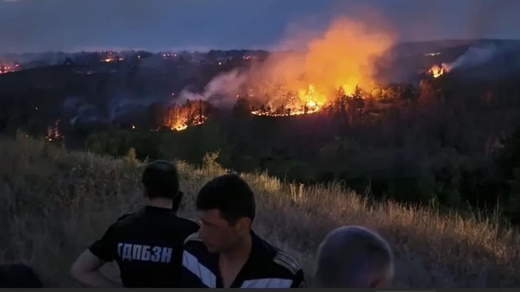 Страната пламна: Горят вили и сгради, обявиха евакуация в Песнопой 