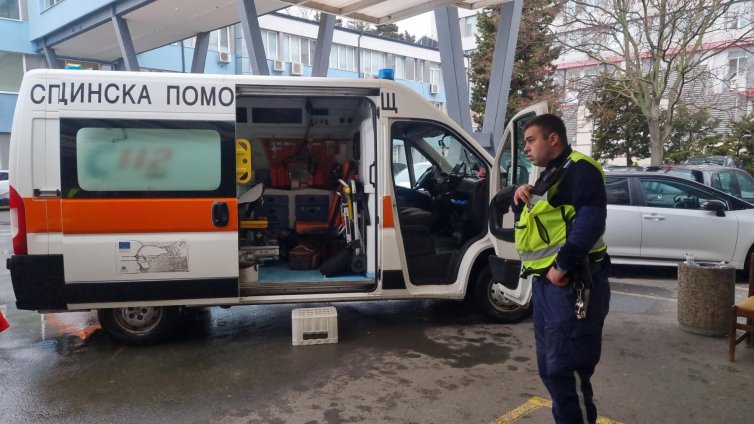 Шофьор загина, след като колата му се вряза в трактор