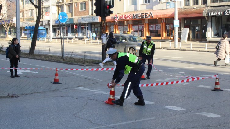 Блъснаха пешеходец в Кресна, движението е затруднено