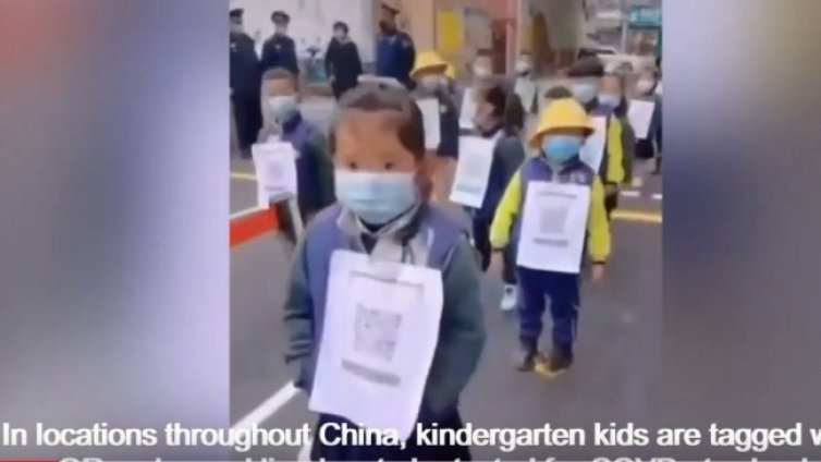 С QR код на гърдите китайчета на опашка да ги тестват 