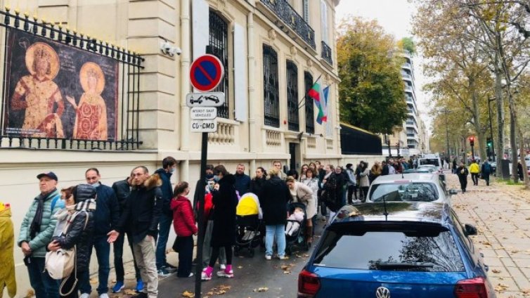 Опашки за гласуване пред посолството ни в Париж